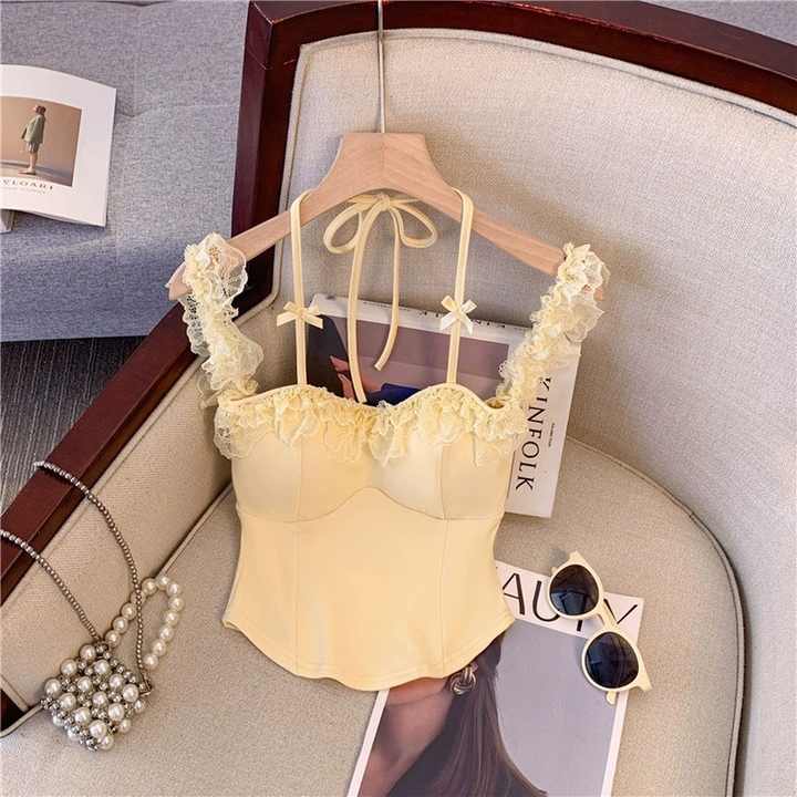 Delicate, but spicy built-in bra top